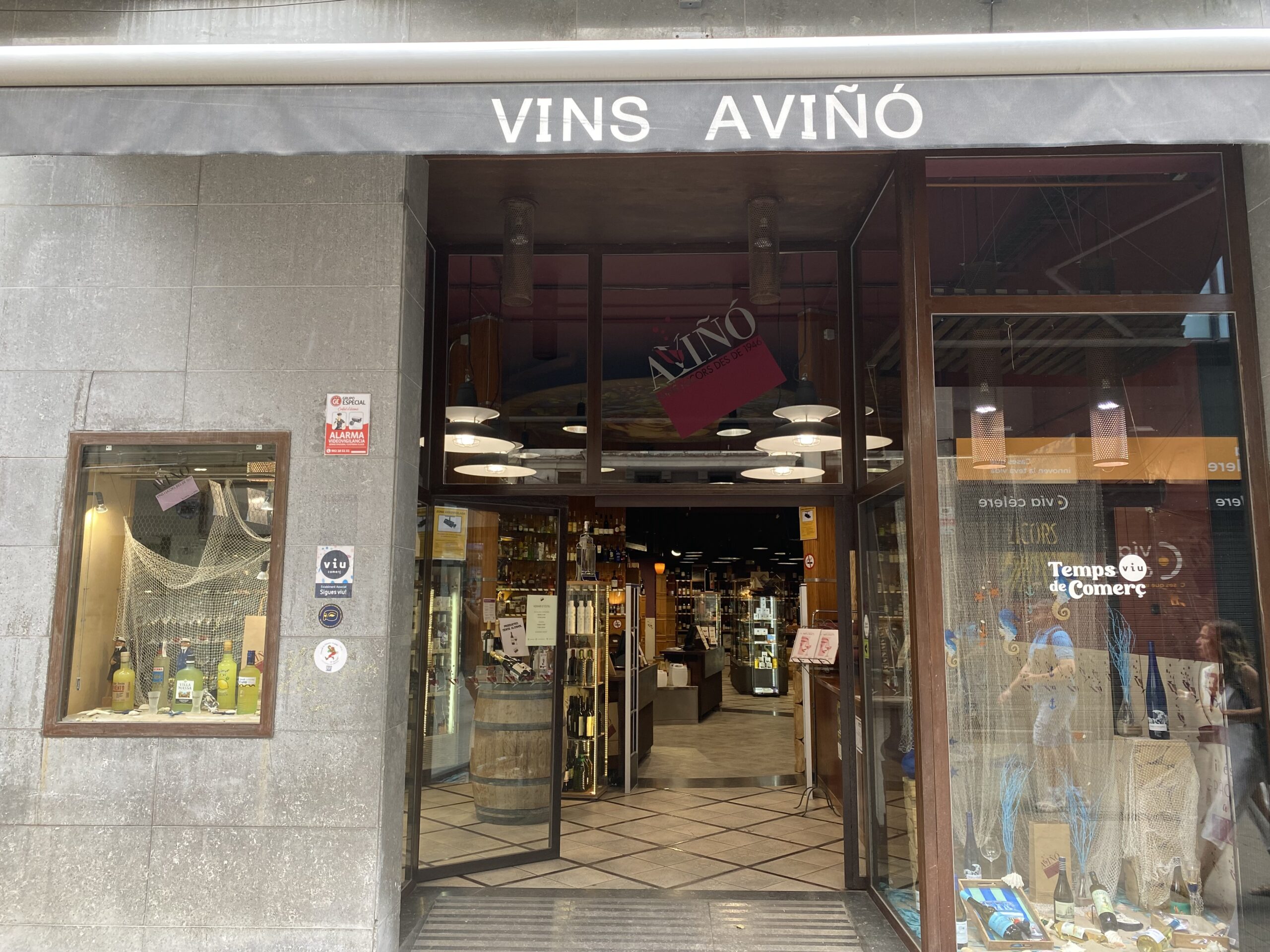 Façana de la botiga Vins Aviñó de Vilanova i la Geltrú